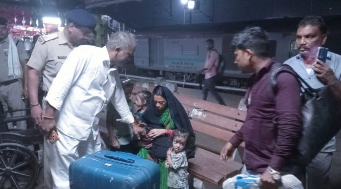 सीवान: रेलवे स्टेशन पर ट्रेन से उतारी गई प्रसव पीड़ित महिला ने प्लेटफॉर्म पर दिया बच्ची को जन्म